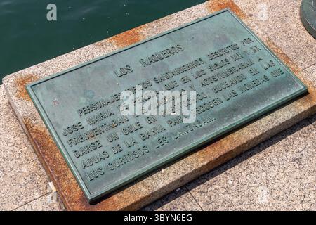 Santander, Spagna. Il monumento Raqueros sul lungomare mostra figure di bronzo di ragazzi vicino alla baia, catturando un momento di storia marittima locale e. Foto Stock