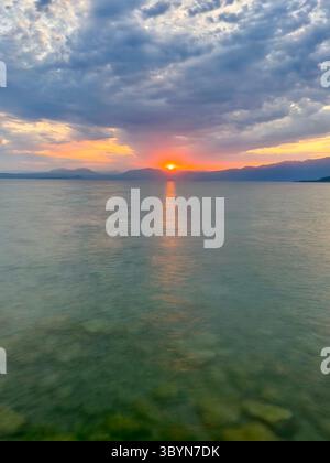 Tramonto sul Lago di Garda da Cisano vicino a Bardolino con acqua azzurra Foto Stock