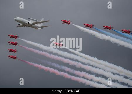 Boeing e-7 Wedgetail flypast con le frecce rosse al Royal International Air Tattoo (RIAT) 2025, Fairford, Gloucestershire, Regno Unito, 19/07/2025, crediti: Michael Palmer/Alamy Live News Foto Stock