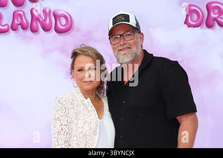 Nova Meierhenrich und Brian Bojsen beim Riani Fashion Cruise Event am 19.07.2025 auf dem Schiff Blue Rhapsody auf dem Rhein im Rahmen der Fashion Days Foto Stock