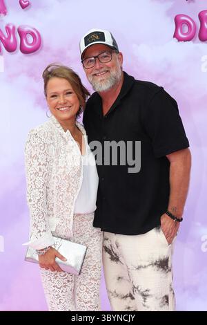 Nova Meierhenrich und Brian Bojsen beim Riani Fashion Cruise Event am 19.07.2025 auf dem Schiff Blue Rhapsody auf dem Rhein im Rahmen der Fashion Days Foto Stock