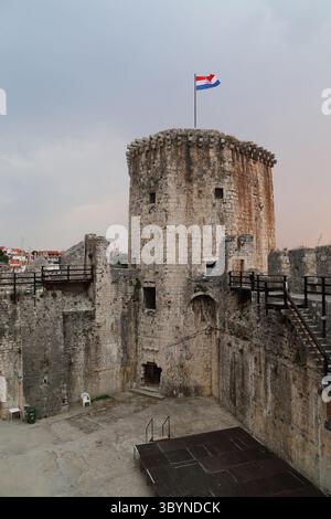 TRAÙ, CROAZIA - 11 SETTEMBRE 2016: Questa è la Torre delle catene del castello medievale di Kamerlengo al tramonto. Foto Stock