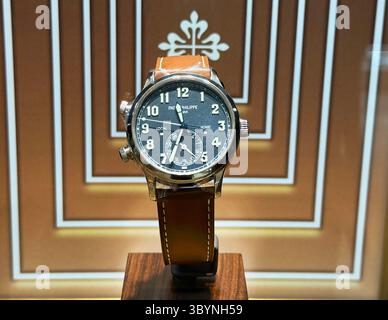 BANGKOK ,THAILANDIA 15 luglio 2025 : Patek Philippe 5524 Calatrava Pilot Travel Time, orologio svizzero esposto in un negozio Foto Stock