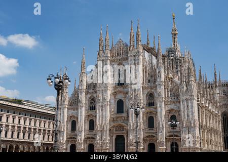 Duomo di Milano. Architettura gotica contro il cielo blu, Italia. Foto Stock