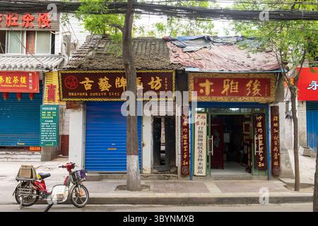 Quartiere musulmano di XI'an, che propone cucina locale, architettura e vita di strada quotidiana in Cina. Foto Stock