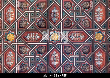 Una sinfonia geometrica floreale adorna l'architettura del Alcázar di Siviglia, un palazzo reale di Siviglia, Andalusia, Spagna. Costruzione del Alcáza Foto Stock