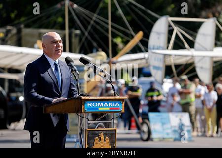 Bucarest, Romania. 20 luglio 2025. Il primo ministro rumeno Ilie Bolojan tiene un discorso durante le celebrazioni della giornata rumena dell'aviazione e dell'aeronautica a Bucarest, Romania, 20 luglio 2025. Crediti: Cristian Cristel/Xinhua/Alamy Live News Foto Stock