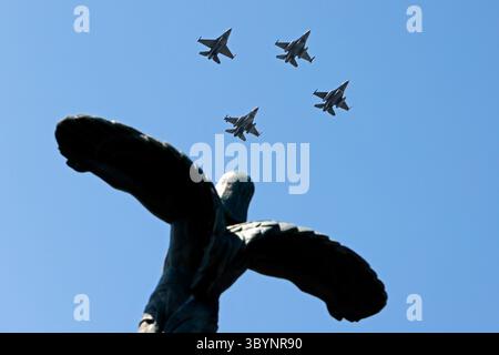 Bucarest, Romania. 20 luglio 2025. Gli aerei militari sorvolano la Statua degli Eroi durante le celebrazioni della giornata rumena dell'aviazione e dell'aeronautica a Bucarest, Romania, 20 luglio 2025. Crediti: Cristian Cristel/Xinhua/Alamy Live News Foto Stock