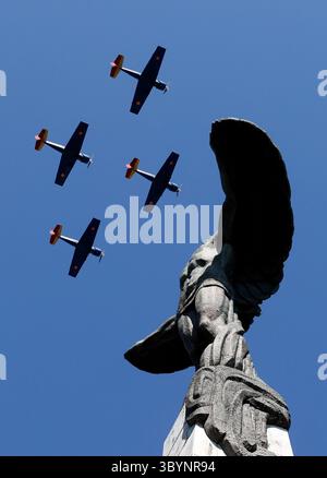 Bucarest, Romania. 20 luglio 2025. Gli aerei militari sorvolano la Statua degli Eroi durante le celebrazioni della giornata rumena dell'aviazione e dell'aeronautica a Bucarest, Romania, 20 luglio 2025. Crediti: Cristian Cristel/Xinhua/Alamy Live News Foto Stock