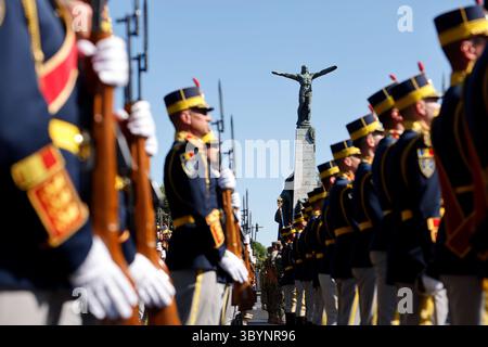 Bucarest, Romania. 20 luglio 2025. I soldati partecipano alle celebrazioni della giornata rumena dell'aviazione e dell'aeronautica di fronte alla Statua degli eroi aerei a Bucarest, Romania, 20 luglio 2025. Crediti: Cristian Cristel/Xinhua/Alamy Live News Foto Stock