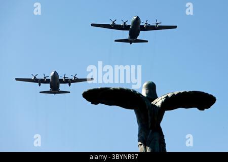 Bucarest, Romania. 20 luglio 2025. Gli aerei militari sorvolano la Statua degli Eroi durante le celebrazioni della giornata rumena dell'aviazione e dell'aeronautica a Bucarest, Romania, 20 luglio 2025. Crediti: Cristian Cristel/Xinhua/Alamy Live News Foto Stock
