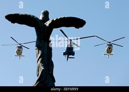 Bucarest, Romania. 20 luglio 2025. Elicotteri militari sorvolano la Statua degli Eroi durante le celebrazioni della giornata rumena dell'aviazione e dell'aeronautica a Bucarest, Romania, 20 luglio 2025. Crediti: Cristian Cristel/Xinhua/Alamy Live News Foto Stock