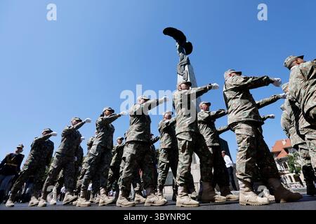 Bucarest, Romania. 20 luglio 2025. I soldati partecipano alle celebrazioni della giornata rumena dell'aviazione e dell'aeronautica di fronte alla Statua degli eroi aerei a Bucarest, Romania, 20 luglio 2025. Crediti: Cristian Cristel/Xinhua/Alamy Live News Foto Stock