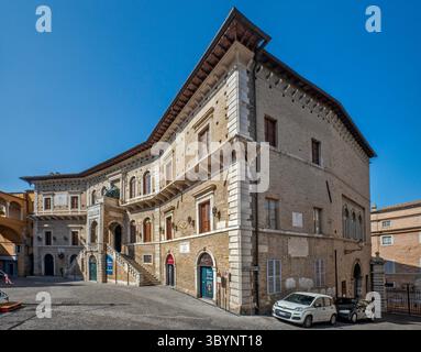Palazzo dei primi, XIV secolo, museo e sala del Consiglio comunale in Piazza del popolo, nel comune di fermo, Marche, Italia Foto Stock