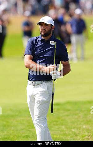 Lo Scottie Scheffler degli Stati Uniti gioca dal primo fairway durante il quarto giorno del 153° Open Championship al Royal Portrush nella contea di Antrim, Irlanda del Nord. Data foto: Domenica 20 luglio 2025. Foto Stock