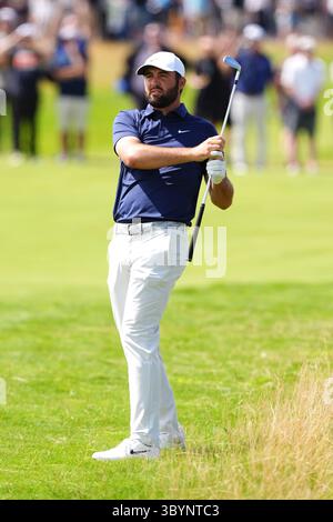 Lo Scottie Scheffler degli Stati Uniti gioca dal primo fairway durante il quarto giorno del 153° Open Championship al Royal Portrush nella contea di Antrim, Irlanda del Nord. Data foto: Domenica 20 luglio 2025. Foto Stock