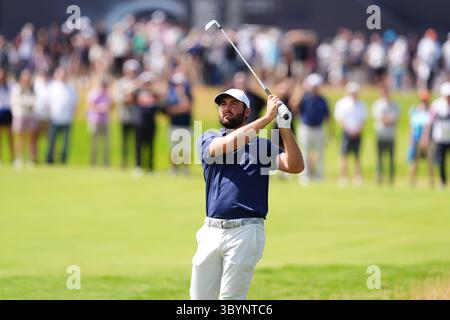 Lo Scottie Scheffler degli Stati Uniti gioca dal primo fairway durante il quarto giorno del 153° Open Championship al Royal Portrush nella contea di Antrim, Irlanda del Nord. Data foto: Domenica 20 luglio 2025. Foto Stock
