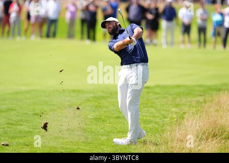 Lo Scottie Scheffler degli Stati Uniti gioca dal primo fairway durante il quarto giorno del 153° Open Championship al Royal Portrush nella contea di Antrim, Irlanda del Nord. Data foto: Domenica 20 luglio 2025. Foto Stock