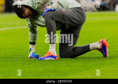 Mike Maignan indossa Adidas Predator Elite durante la partita di UEFA Champions League 2024/25 tra AC Milan e FK Crvena Zvezda l'11 dicembre 2024 allo stadio Giuseppe Meazza di Milano Foto Stock