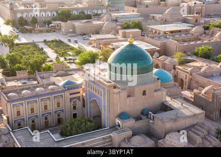 Khiva, Uzbekistan - 12 luglio 2024: Vista aerea del complesso Pahlavon Mahmud a Khiva, Uzbekistan, con cupole turchesi e architettura storica Foto Stock