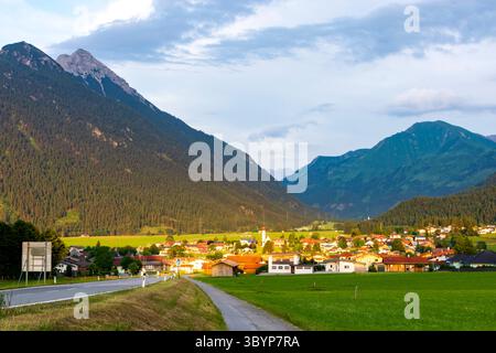 Villaggio e chiesa Heiterwang, valle di Grundbach, zona di Zwischentoren, Außerfern Heiterwang Tiroler Zugspitz Arena Tirol, Tirolo Austria Foto Stock