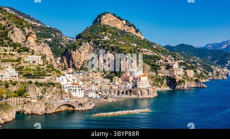 Vista aerea del famoso villaggio costiero di Atrani situato sulla Costiera Amalfitana, Italia. Piccola città Atrani sulla Costiera Amalfitana in provincia di Salerno, regione Campania Foto Stock