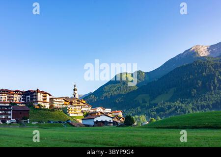 Villaggio e chiesa Lermoos, prato Lermoos Tiroler Zugspitz Arena Tirol, Tirolo Austria Foto Stock