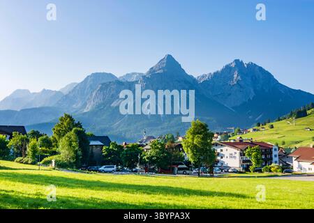 Villaggio e chiesa di Lermoos, vista sul monte Ehrwalder Sonnenspitze Lermoos Tiroler Zugspitz Arena Tirolo, Tirolo Austria Foto Stock