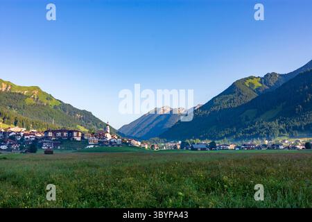 Villaggio e chiesa Lermoos, prato Lermoos Tiroler Zugspitz Arena Tirol, Tirolo Austria Foto Stock