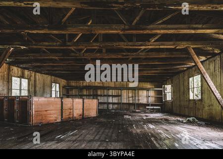 Una vecchia caserma abbandonata, un sito militare dilapidato con molti edifici e strutture che sono caduti in disfacimento per anni Foto Stock