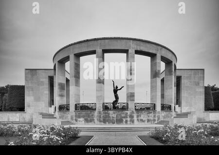 Statua in bronzo The Spirit of American Youth Rising from the Waves di Donald De Lue, cimitero militare, cimitero e memoriale americano in Normandia, Omaha B. Foto Stock