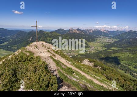 Arrampicandosi sulla Via Ferrata di Edelrid fino alla cima di Iseler nei pressi di Oberjoch Bad Hindelang nei monti Allgau Foto Stock