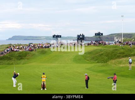 Lo Scottie Scheffler degli Stati Uniti gioca dal decimo fairway durante il quarto giorno del 153° Open Championship al Royal Portrush nella contea di Antrim, Irlanda del Nord. Data foto: Domenica 20 luglio 2025. Foto Stock