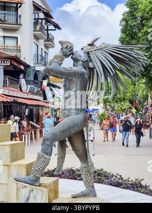 Messico, Playa del Carmen, 17 dicembre 2023, statua di un guerriero Maya che gioca un conchiglia Foto Stock