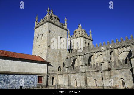 La Cattedrale di Porto (Cattedrale dell'assunzione di nostra Signora) o se do Porto, è una chiesa cattolica situata nel centro storico della città Foto Stock