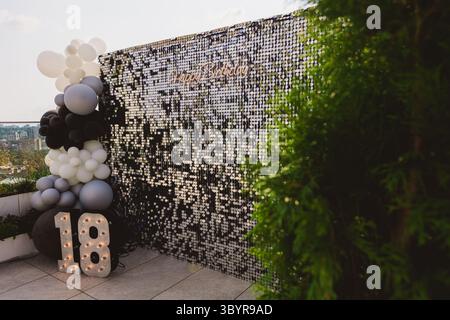Organizzazione per festeggiare il compleanno con un messaggio di buon compleanno e 18 numeri illuminati Foto Stock