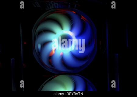 Refrigeratore d'aria con ventola per pc rgb a LED arcobaleno colorato e luminoso. Telaio del computer. Modding di gioco, concetto tecnologico e background IT Foto Stock