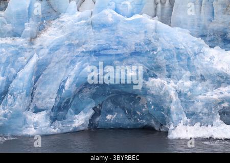 Parete frontale di un ghiacciaio di Nansen. Isola settentrionale di Novaya Zemlya Foto Stock