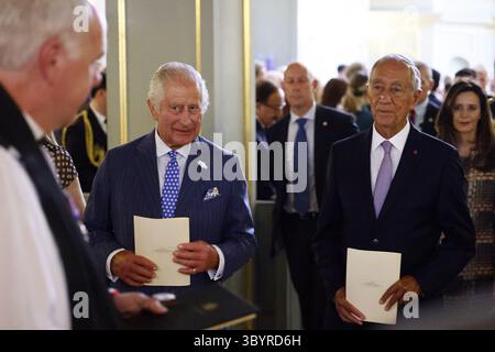 15 giugno 2023, Londra, Regno Unito: Londra (Regno Unito), 15/06/2023.- il re britannico Carlo III (2-L) e il presidente portoghese Marcelo Rebelo de Sousa salutano il reverendo canonico Paul Wright, cappellano domestico del re (L) dopo un ringraziamento per celebrare il 650 ° anniversario dell'Alleanza anglo-portoghese presso la Queen's Chapel, St. James's Palace, Londra, Regno Unito, 15 giugno 2023. Le commemorazioni Portogallo-Regno Unito 650 celebrano il 650° anniversario dell'Alleanza anglo-portoghese, la più antica alleanza diplomatica al mondo ancora in vigore. L'Alleanza, basata sul ven perpetuo Foto Stock