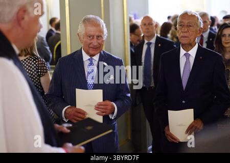 15 giugno 2023, Londra, Regno Unito: Londra (Regno Unito), 15/06/2023.- il re britannico Carlo III (2-L) e il presidente portoghese Marcelo Rebelo de Sousa salutano il reverendo canonico Paul Wright, cappellano domestico del re (L) dopo un ringraziamento per celebrare il 650 ° anniversario dell'Alleanza anglo-portoghese presso la Queen's Chapel, St. James's Palace, Londra, Regno Unito, 15 giugno 2023. Le commemorazioni Portogallo-Regno Unito 650 celebrano il 650° anniversario dell'Alleanza anglo-portoghese, la più antica alleanza diplomatica al mondo ancora in vigore. L'Alleanza, basata sugli amici perpetui Foto Stock
