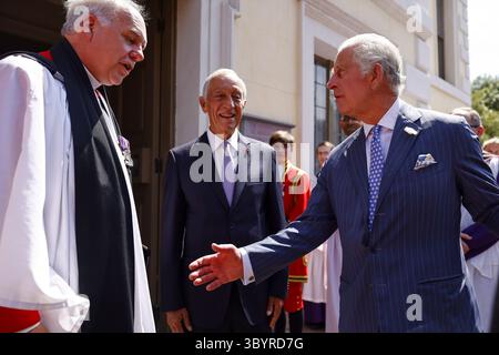 15 giugno 2023, Londra, Regno Unito: Londra (Regno Unito), 15/06/2023.- il re britannico Carlo III (R) e il presidente portoghese Marcelo Rebelo de Sousa salutano il reverendo canonico Paul Wright, cappellano domestico del re (L) dopo un ringraziamento per celebrare il 650 ° anniversario dell'Alleanza anglo-portoghese presso la Queen's Chapel, St. James's Palace, Londra, Regno Unito, 15 giugno 2023. Le commemorazioni Portogallo-Regno Unito 650 celebrano il 650° anniversario dell'Alleanza anglo-portoghese, la più antica alleanza diplomatica al mondo ancora in vigore. L'Alleanza, basata sul perpetuo friendshi Foto Stock