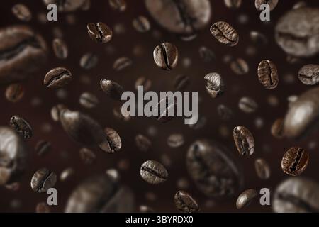 Concetto Falling Coffee Beans, primo piano di chicchi di caffè appena tostati che volano su sfondo scuro Foto Stock