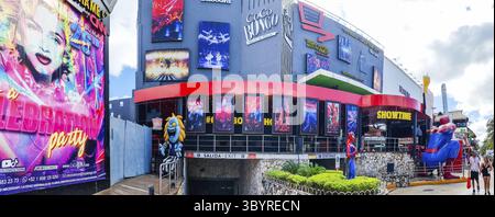 Messico, Cancun, 16 dicembre 2023 Coco Bongo Building, spettacolo e discoteca, vista esterna Foto Stock