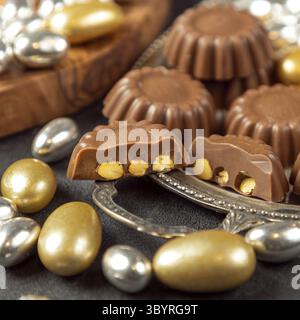 Cioccolato alle nocciole con mandorle zuccherate al dragee da vicino Foto Stock
