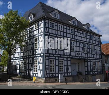 Biblioteca della città della città tedesca Korbach con cielo molto nuvoloso Foto Stock