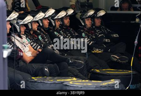 2 luglio 2023, Spielberg, Austria: Spielberg (Austria), 02/07/2023.- le meccaniche di Mercedes-AMG Petronas sono sedute nel box durante il Gran Premio d'Austria di Formula 1 sul circuito Red Bull Ring di Spielberg, Austria, 2 luglio 2023. (Fórmula uno) (immagine di credito: © Darko Vojinovic/POOL via ZUMA Press Wire) Foto Stock