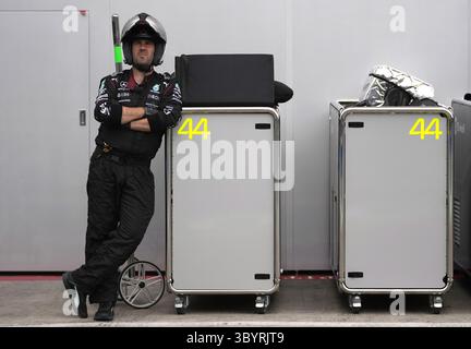 2 luglio 2023, Spielberg, Austria: Spielberg (Austria), 02/07/2023.- Un meccanico di Mercedes AMG Petronas nella pit Lane durante il Gran Premio di Formula 1 d'Austria sul circuito Red Bull Ring di Spielberg, Austria, 2 luglio 2023. (Fórmula uno) (immagine di credito: © Darko Vojinovic/POOL via ZUMA Press Wire) Foto Stock