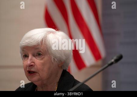 7 luglio 2023, PECHINO, 10, Cina: Pechino (Cina), 07/07/2023.- il Segretario al Tesoro degli Stati Uniti Janet Yellen parla durante una tavola rotonda con i membri della comunità imprenditoriale americana a Pechino, in Cina, il 7 luglio 2023. Il Segretario del Tesoro Janet L. Yellen si reca a Pechino dal 6 al 9 luglio per incontrare alti funzionari cinesi, ha annunciato il Tesoro degli Stati Uniti. (Estados Unidos) (immagine di credito: © Mark Schiefelbein/POOL via ZUMA Press Wire) Foto Stock