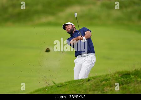 Lo Scottie Scheffler degli Stati Uniti gioca dall'undicesimo fairway durante il quarto giorno del 153° Open Championship al Royal Portrush nella contea di Antrim, Irlanda del Nord. Data foto: Domenica 20 luglio 2025. Foto Stock