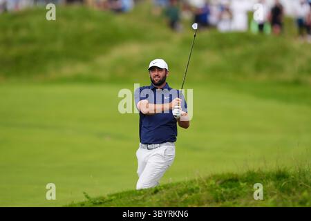 Lo Scottie Scheffler degli Stati Uniti gioca dall'undicesimo fairway durante il quarto giorno del 153° Open Championship al Royal Portrush nella contea di Antrim, Irlanda del Nord. Data foto: Domenica 20 luglio 2025. Foto Stock